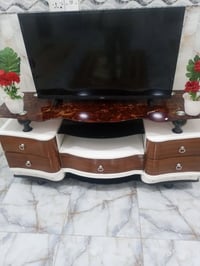 شاشة بلازما • مع ميز