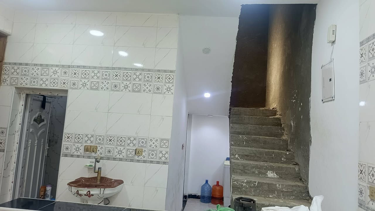 مشتمل بالجرحى قاطين 100 مربعة 10×10 ما مطلوب اي شي البيت مرتب وبناء جديد للبيع السعر 95 وبي مجال للشراي ***********

