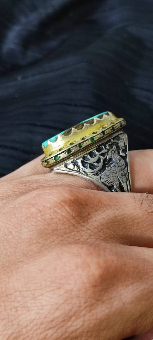 تحفة من الفيروز النيشابوري الطبيعي 
صياغة نحت يدوي بالكامل 
الداير تطعيم زمرد  
طلاء ماء  الذهب 

وزن الخاتم 31 أغرام
قياس الخاتم 26
حجم راهي (ضخم)

السعر خاص سعر مناسب مقارنة بالخاتم
فقط بيع بدون مراوس 

اعتماد رصيد 5 أو تحويل ماستر 
المكان النجف الاشرف 
***********
