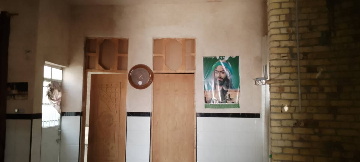 #بيت للبيع مساحه 200م...بناء حديث   بمجمع صلاح أول شارع .. مقابل المستشفى القاسم 
حدل طبقات للارض+بوكس 60×60
بناء طابوق..صب كونكريت ....البيت بيه نواقص غير كامل
4×5غرفه. 
4×4.5 غرفة 
4ونص×8 صاله 
2 مناور للغرف 
5×6 مطبخ 
4.5×6.5 استقبال 
صحيات داخليه وخارجيه 
#السعر 75
اتصال ***********
