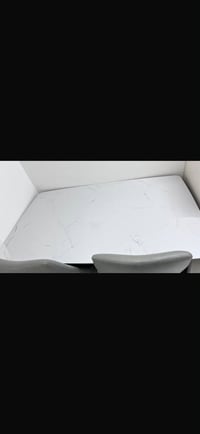 ميز طعام • كراسي • استعمال قليل