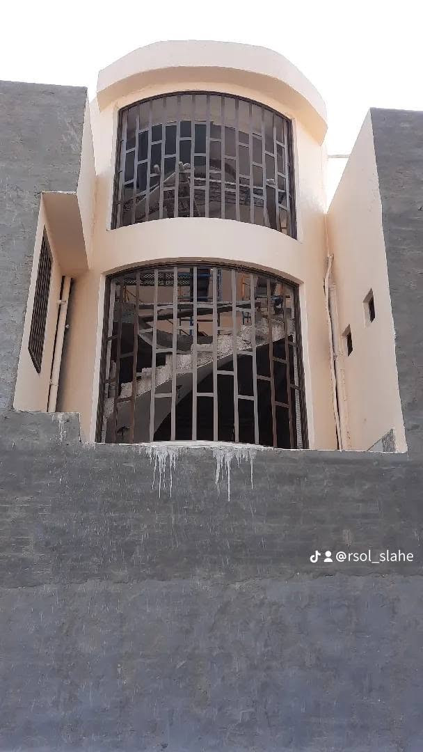 سلام عليكم صبغ بيبان وشبابيك صبغ درجة اولى
داخلي وخارجي جدران ايضا 
***********
