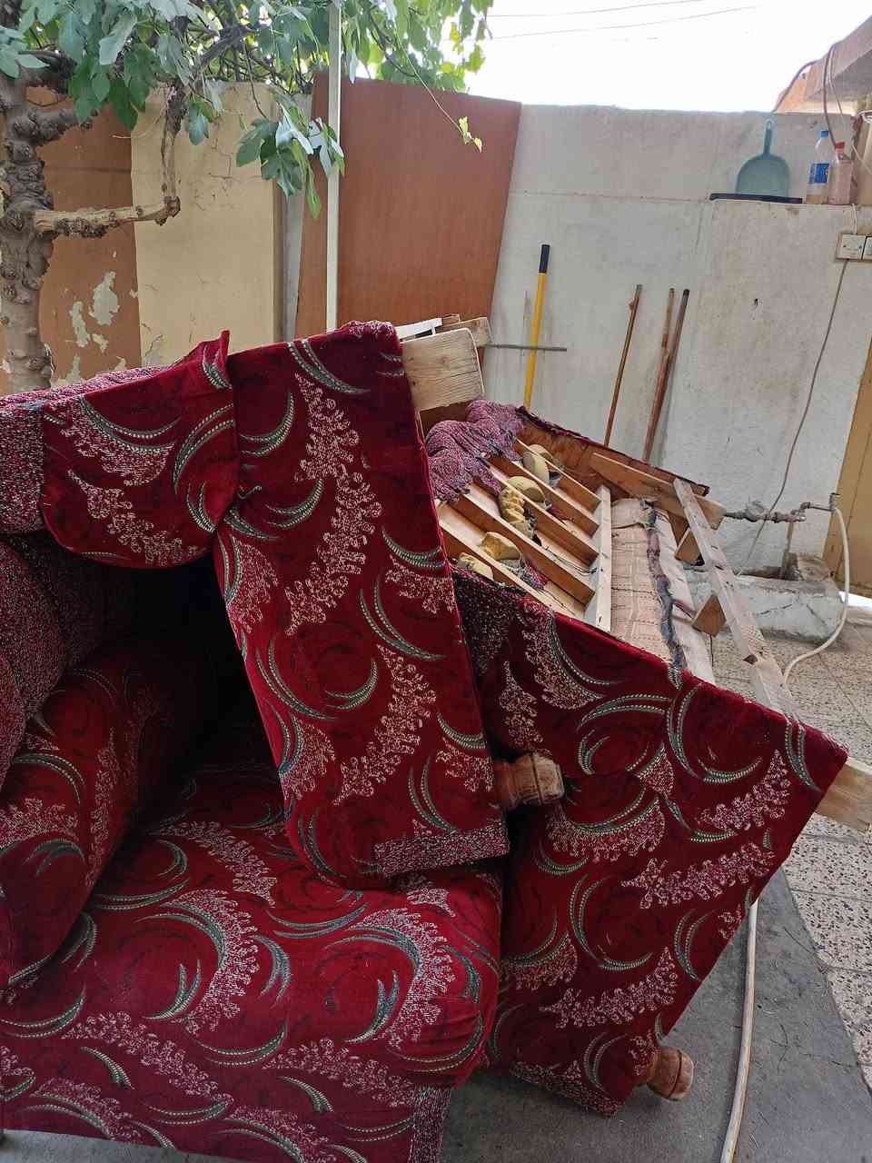 ديوان طخم عراقي اصلي مل موصل وخشب ثقيل حيل بس يحتاجله تخليف سعره 100 مكاني موصل حي البلديات شراي اتصل ع رقم ***********
