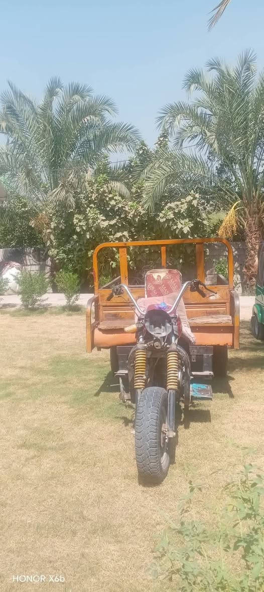 سلام عليكم ستوته دايون  محرك22 مجفت جديد عل سحك  تخم تاير كبل للشارع ستوته مال بيت ماطالعه يرادلهة ترتيب بدي ولايتات سعر475وبيهةمجال ل المكان بغداد المدائن سلمان باك لشراي ***********

نص مكتوب في الصور:
- HONOR X6b
