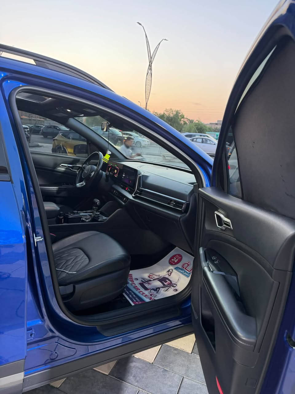 بســــم الله ماشــاءاللــــه
🚙 كيا سبورتج 2024 - فئة X-Line (وارد أمريكي) 🚙
✨ المعلومات العامة:
• الموديل: 2024
• الفئة: X-Line (أكس لاين)
• اللون: أزرق ملكي (Very Clean & Distinctive Blue)
• المسافة المقطوعة: 37,369 كم فقط
• الحادث:(قبغ صندوق فقط)، والباقي بشرط الصبغ وكالة مكفول من كلشي.  
⚙️ المواصفات والتفاصيل الداخلية والخارجية:
• المحرك والدفع: 4 سلندر بسعة 2.5 لتر + نظام دفع رباعي مستمر (AWD) مع ميزة قفل الدفرنش (Center Lock) ومودات قيادة متعددة.
• الشاشات: شاشة رقمية بالكامل للعدادات دمج مع شاشة اللمس المركزية الكبيرة للترفيه والخرائط.
• التصميم الداخلي:  
 ديكورات تخشيب رمادي فاخر على الدشبول والأبواب.  
 مقاعد جلد مطرزة باللون الأسود.  
 تدفئة مقاعد أمامية.  
 نظام تكييف لمس إلكتروني ثنائي المناطق (Dual-Zone).  
 شاحن لاسلكي + منافذ شحن سريع USB-C و 12V.  
 تشغيل بصمة + دخول ذكي + تشغيل عن بعد.  
 أزرار التحكم بالمنحدرات (Downhill Brake Control) والحساسات.  
• التصميم الخارجي:
 حزمة X-Line الرياضية مع سكك سقف (Roof Rails) سوداء.  
 ويل كب (جنوط) ألمنيوم حجم 19 إنش بتصميم X-Line المميز.  
 إشارات بالمرآة الجانبية وتظليل جامات كامل.
• أنظمة الأمان والمساعدة:
 نظام المحافظة على المسار والرادار الأمامي.  
 نظام تنبيه النقاط الكوراء ومراقبة ضغط الإطارات.  
 كاميرا خلفية مع حساسات ركن.  
📍 المكان: [بغداد / الغدير قرب ساحة ميسلون]
📞 للتواصل: [.        ***********]
