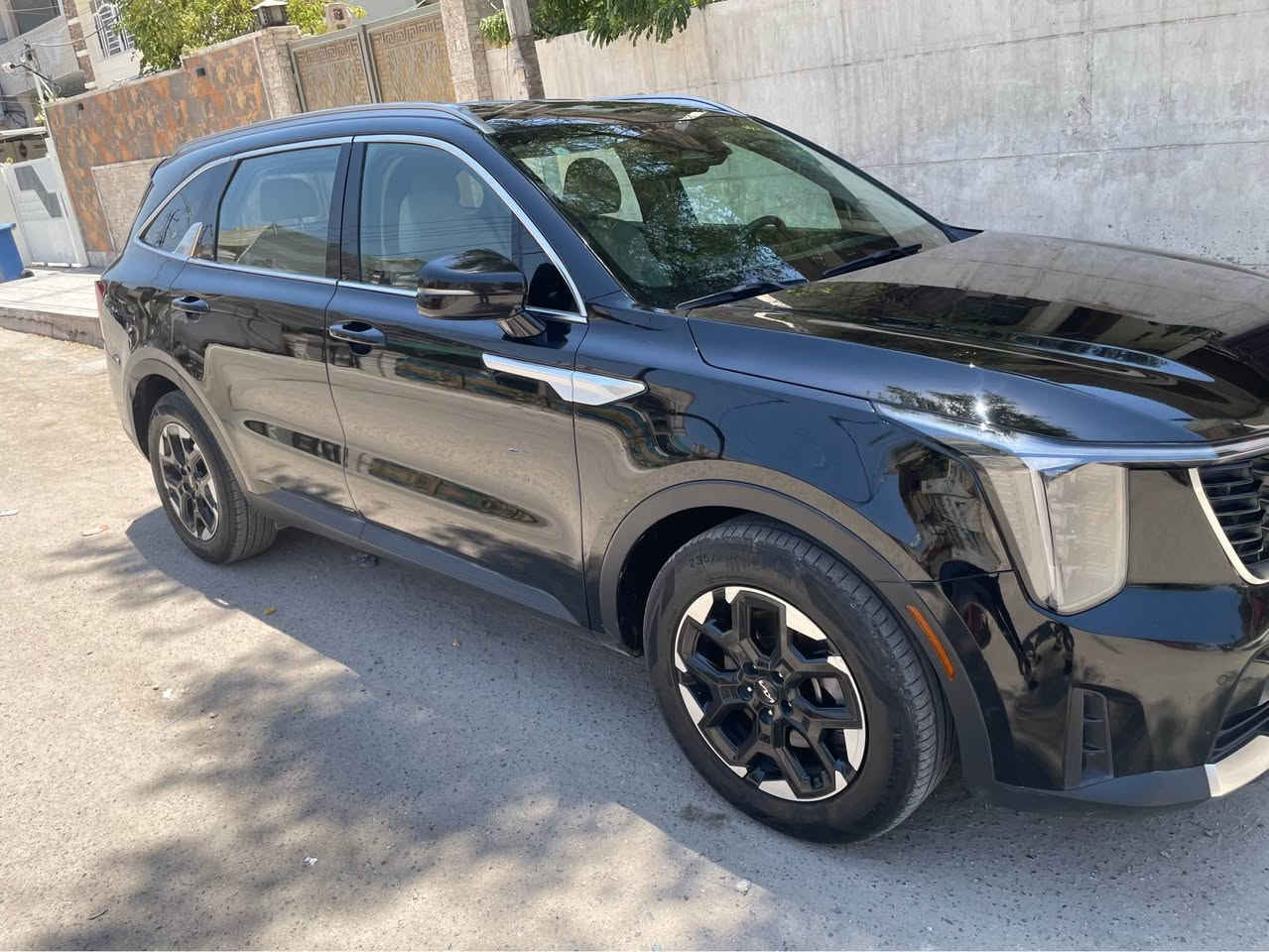 السلام عليكم 
سورنتو للبيع موديل ٢٠٢٤ 
وارد امريكي السياره حادثهه 
تقرير بدون قطره ماء او تبديل
نطخت عندي باب السائق ونصبغ 
موصفات 
شاشه 
 فول تحكم 
داخل ابيض جلد 
تدفئه كشنات 
محرك ٢٥٠٠
سبعه راكب 
صور الحادث ورقم الشاصي موجودات ويه الصور 
العنوان بغداد 
السعر 233 وبيه مجال بسيط
وهذا رقمي السياره بسمي 
*********** بغداد, العراق
