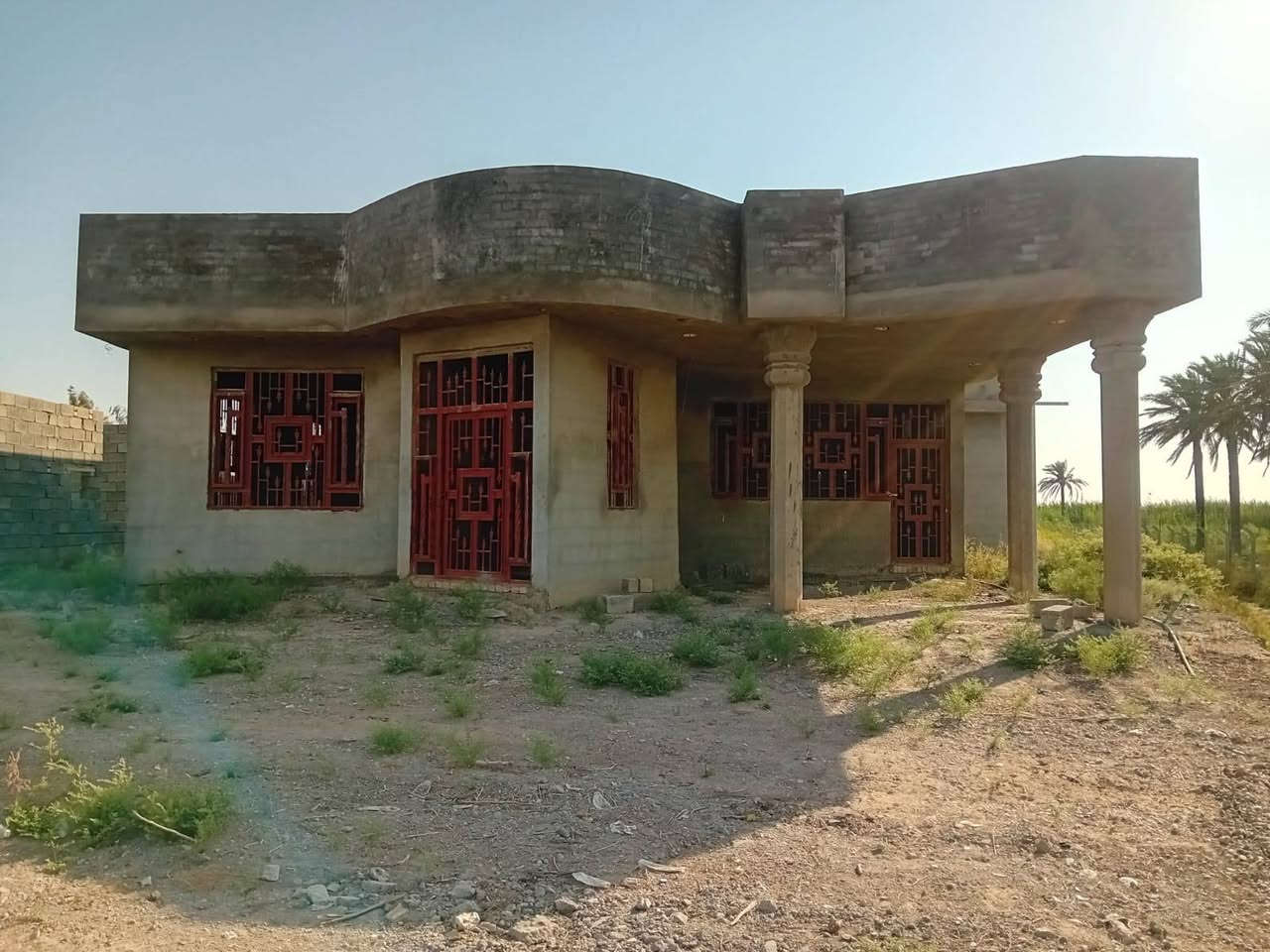 السلام عليكم مكتب اليمان للعقار
ارض للبيع بيها هيكل ناقصه بس تشطيب 
 المساحه ١٣٧٠متر صنف الارض سند ٢٥ 
الموقع سلمان باك المشروع يبعد عن شارع المشروع كيلو 
يصلح مزرعه او سكن مخدوم بالكامل 
سعر العقار 140 وقابل للتفاوض 
للاستفسار خاص او على الرقم 
***********
