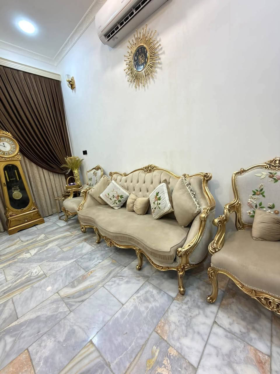 تخم ملكي شخط واحد مابي ١٠ مقاعد +٨ كوشات+ طبلات+ ساعه 
للبيع بسعر مناسب لغرض السفر ٤٥٠الف فقط  استخدام شهر لتواصل عبر الرقم ***********
