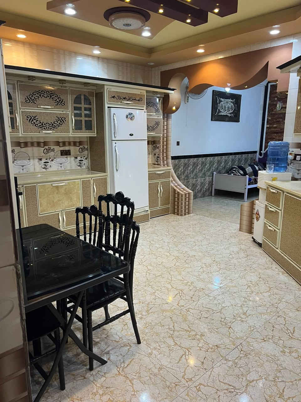 سلام عليكم 

دار رهن في حي الجامعه خلف فران الصمون مقابيل السلام 
١٠٠متر  طابق واحد 

تفاصيل الدار  

غرفتين  وصاله ومطبخ وصحيات بدون ستقبال 
بيت كلش نضيف 
مند سنه واحده حسب الاتفاق 
 الرهن ٦٠ مليون قفل 
 ***********مكتب الشمري العقار
