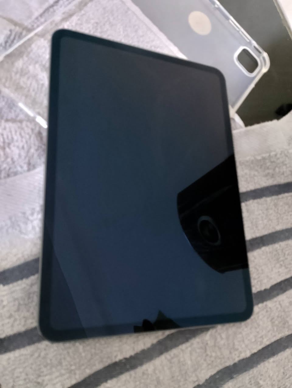 للبيع: iPad Pro M4
السعر ٩٥٠ الف قفل مكاني بصره 
الموديل: iPad Pro 11-inch (M4) Wi-Fi
المساحة: 256 GB تحت ضمان الشركة
البطارية: نسبة الصحة 91 
الملحقات: كامل الأغراض الأصلية مع الكرتونة
الحالة: نظيف مع آثار استخدام بسيطه موضحة بصور 
للتواصل والإستفسار ***********
