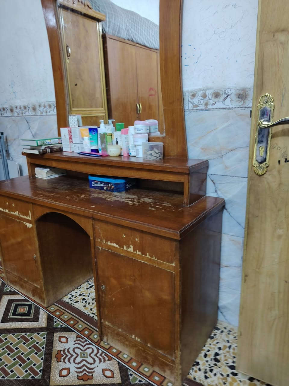 ميز تواليت صاج ويرادلهن سويه ترتيب السعر ١٢٥ وبيهن مجال التواصل على الرقم الثاني ***********
