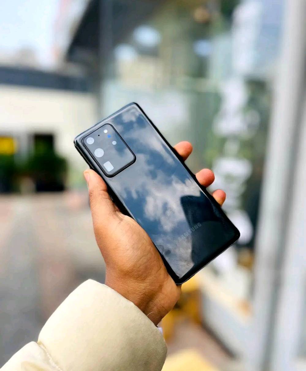 الجهاز الاصلي من سامسونج توفر 
سامسونج s20 الترا نسخه 5G
و s21 الترا نسخه 5G
 الشاشة: Dynamic AMOLED 2X بمقاس 6.9 بوصة، بدقة QHD+ ومعدل تحديث 120Hz.
المعالج: Exynos 990 (لنسخة الشرق الأوسط) 
الكاميرا الخلفية (رباعية): أساسية 108 ميجابكسل + ت 48 ميجابكسل (زوم حتى 100x) 
الكاميرا الأمامية: 40 ميجابكسل.
الذاكرة والتخزين: رام 16 جيجابايت / مساحة 128 
البطارية: 5000 مللي أمبير وتدعم الشحن السريع قدرة 45 واط والشحن اللاسلكي. 
السعر 340 الف
بغداد زيونه ربيعي قرب مجمع البركه 
***********