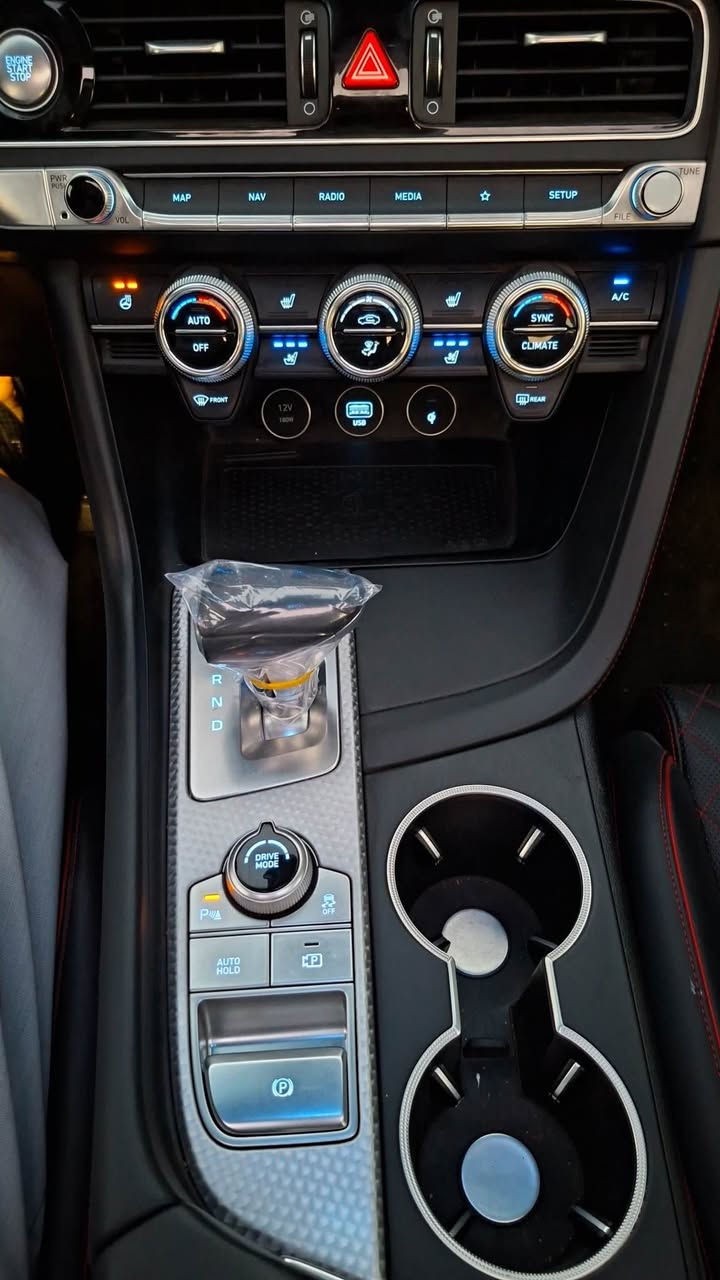Genesis G70 Sport Prestige 🔥

🔹 المحرك: 3.3L V6 Twin Turbo
🔹 الدفع: خلفي RWD — المرغوب
🔹 القير: أوتوماتيك 8 سرعات
🔹 وضعيات القيادة: 5 وضعيات
🔹 Adaptive Suspension: تعليق متكيف يتغير حسب وضع القيادة
🔹 البصمة: دخول وتشغيل بدون مفتاح

🖤 الداخلية

• داخلية جلد طبيعي أسود
• تطريز رياضي
• أحزمة أمان حمراء
• كشنات كهرباء وتحكمات كاملة
• تدفئة وتبريد للكشنات
• كشنات بخاصية الخزن
• تنتة Alcantara سوداء رياضية
• مري شفط
• شحن لاسلكي
• Auto Hold

🎛️ التجهيزات والتكنولوجيا

• شاشة عرض Head-Up Display على الدشبول
• 5 كامرات
• كامرات 360°
• رادارات 360°
• نظام مراقبة النقطة العمياء
• نظام الخروج الآمن
• أنظمة قيادة ومساعدة شبه ذاتية
• نظام صوتي Lexicon
• بانوراما
• جنطة كهربائية
• علامة Genesis ترحيبية

🛞 الشكل الخارجي

• جنوط 20 إنش
• تجهيزات Sport Prestige الرياضية
• وباقي المواصفات المعروفة للفئة

🔥 مواصفات فل سبورت برستيج مع الدفع الخلفي المرغوب.
حادثها جاملغ وبنيد الأيسر  وبارد قليل 
مكان السياره بغداد الكرخ
سعر السياره 205 ورقات 
لتواصل مع صاحبها 
*********** بغداد, العراق
