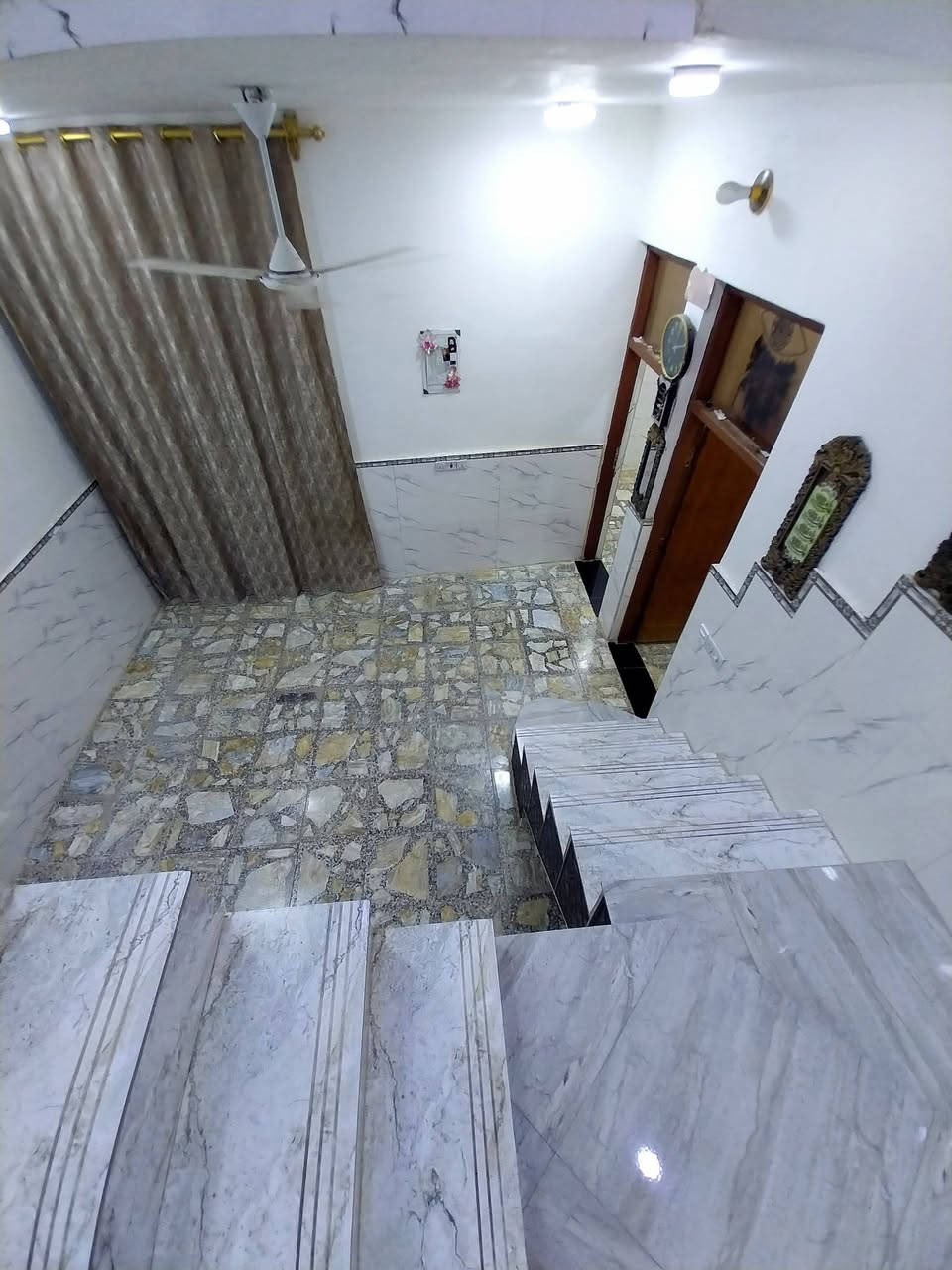 بيت للبيع طابقين و يحتوي على استقبال وصاله ومطبخ حار وبارد وغرفتين نوم وصحيات المساحه ٨٠متر مربع  طابو صرفي العنوان منطقه الجديده قرب كراج بغداد السعر ٦٧ 
رقم الموبايل ***********● ***********
