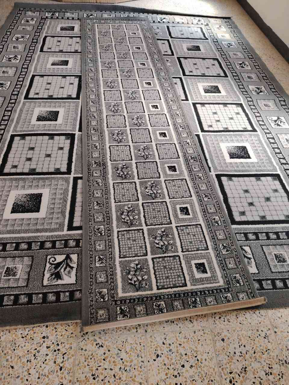 محفورة 3×5 نظيفة سعر ١١٥
محفورة 3×4  مع زوليية نفس النقشة عدد..2 كل وحدة 1×4 سعر ١١٠
قاعدة ثلاجة حجم كبير جديدة ما مستخدمة ١٠ للتواصل ***********...موصل /حي الوحدة
