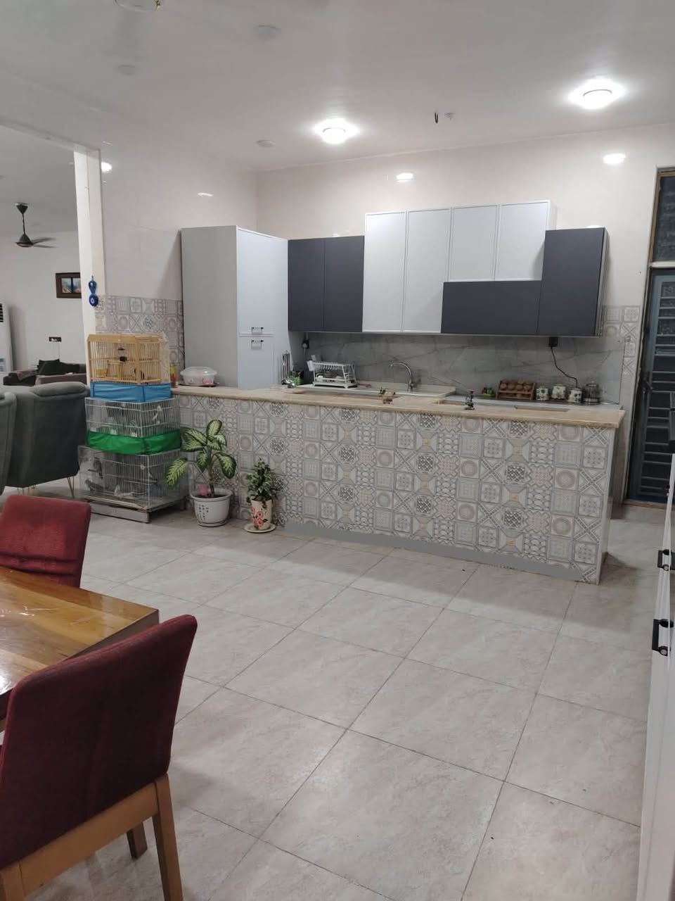 دار للبيع طابقين المساحة ٣٠٠ متر
الوجه ١٥ والنزال ٢٠

الطابق الارضي يتكون من 
* طرمة وحديقة
*مطبخ حار بارد مفتوح عل هول
*هول داخلي متصل بهول اخو موزع
* غرفتين نوم 
* استقبال معزوله مع الكليدور والصحيات
* مجموعتي صحية
*مناور عدد ٣
——
الطابق الثاني
* غرفتين نوم
* مجموعة صحية
* هول كبير 
* سطح
سنة البناء ٢٠٢٤

عرض الشارع ١٢ متر
الخدمات * ماء
        * كهرباء
           * مجاري
جنس الارض زراعي طابو ٢٥ كاع الامارة

العنوان الكوت الجديدة شارع البترومين خلف مدرسة السرور

للاستفسار الاتصال
***********
