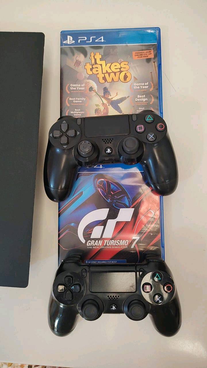 للبيع بلي 4 برو 🎮🎮

السلام عليكم 🌹

📀 القرصين ويا الجهاز:

- 🏆 It Takes Two — من أشهر وأفضل ألعاب المغامرات التعاونية على الإطلاق 🎮👥
- 🏎️ Gran Turismo 7 — من أشهر ألعاب محاكاة سباقات السيارات

✨ المميزات:

- 🎮 بلي 4 برو
- 💾 سعة 1 تيرا
- 🔧 ما مصلّح ولا مفتوح، وكلشي ما بيه وسليم
- 🕹️ يدين تحكم، وحدة منهن أصلية
- 🖥️ يدعم HDR و 4K بألوان واضحة جدًا
- 🌐 يدعم الأونلاين
- 🎮 محمل عليه بيس وفيفا وفول قايز وكول أوف ديوتي المجانية وغيرها من الألعاب

💰 كل هذا بـ 360 ألف دينار
🔥 وبي مجال

📍 العنوان: النجف – حي ميسان

📩 الجاد يراسل، والجهاز مثل ما مبين بالصور 🎮🔥