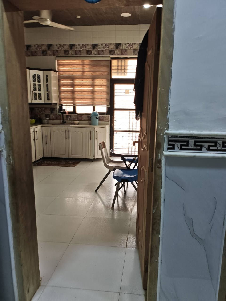 بيت للبيع منطقه حي المعلمين الجديد وره حجامه رحمه الحسين
لبيت مساحة 160 متر واجه البيت 8 ونزال 20 بناء البيت 2023
مبني طابقين البيت كامل مكون من مطبخ واستقبال وصاله وغرفه وحده جوه تواليت خارجي وداخلي طابق ثاني متكون من ثلاث غرف وصاله وحمام وتواليت بيت كامل ونضيف للاستفسار عله رقم *********** واتساب
