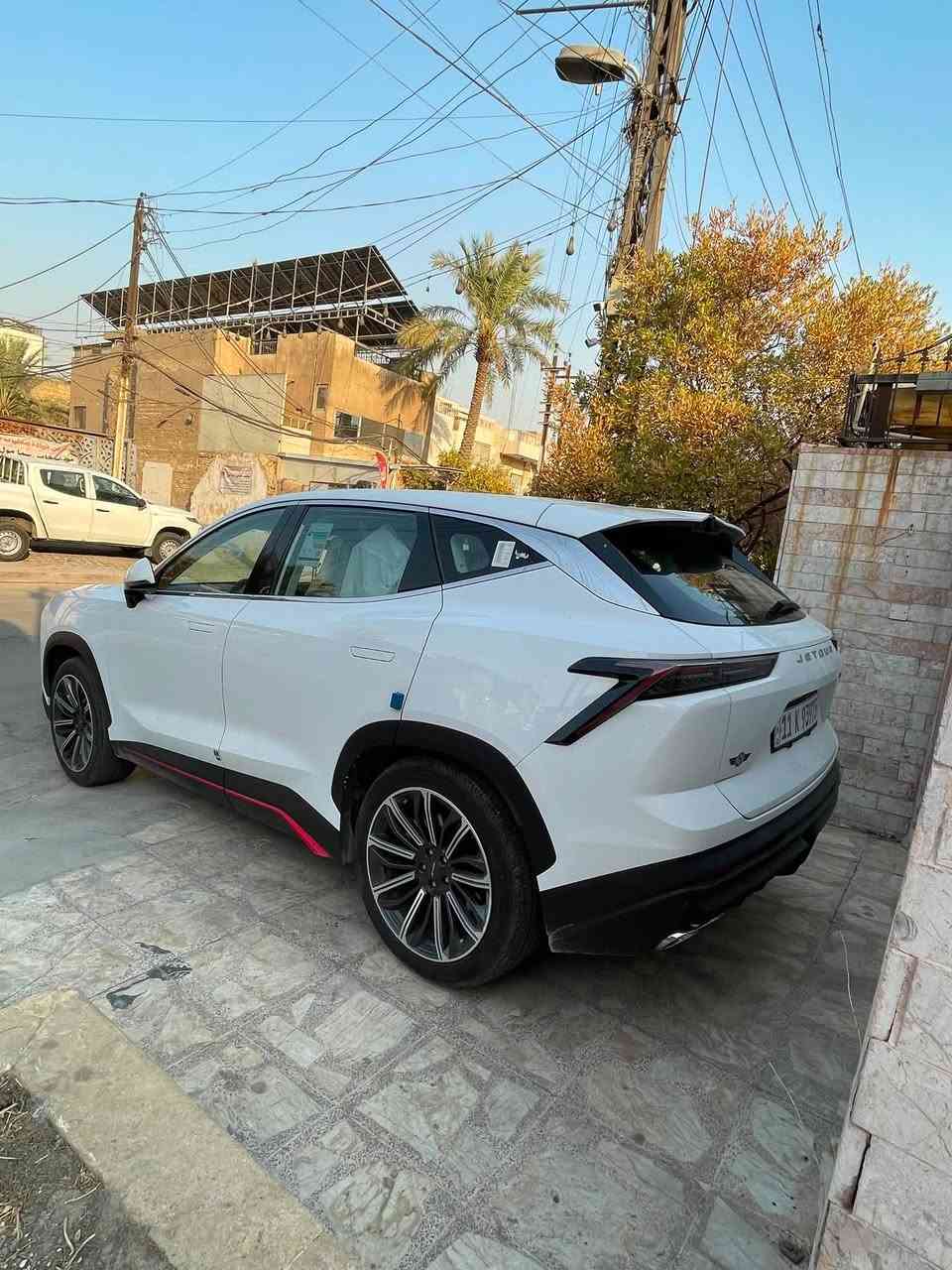 السلام عليكم
جيتور داشنك لكجري 2025 فول اعلى فئة في الداشنك ماشيه 10.000 
للبيع فقط  السعر 27.250.000 مليون عراقي  
*********** متوفر واتساب 

.
المحرك: 1.6 لتر تيربو (4 أسطوانات)  
 القوة: 197 حصان  
 عزم الدوران: 290 نيوتن.متر  
 ناقل الحركة: أوتوماتيكي مزدوج التعشيق (7DCT) بـ 7 سرعات  
 نوع الدفع: أمامي (FWD)  
التجهيزات الخارجية والراحة  
 المصابيح: إضاءة LED بالكامل مع إضاءة نهارية  
 المقابض: مقابض أبواب مخفية كهربائية تتداخل مع الهيكل  
 السقف: فتحة سقف بانورامية كبيرة  
 العجلات: جنوط ألومنيوم قياس 20 بوصة  
التكنولوجيا والمقصورة  
 الشاشة الرئيسية: شاشة معلومات وترفيه تعمل باللمس مقاس 15.6 بوصة  
 النظام الصوتي: نظام صوتي فاخر (Sony) مع مكبرات صوت مدمجة في مساند الرأس  
 المقاعد: مقاعد جلدية مع تحكم كهربائي، بالإضافة إلى خاصيتي التبريد والتدفئة للمقاعد الأمامية  
 الشحن: شاحن لاسلكي سريع للهواتف الذكية  
أنظمة الأمان والسلامة  
 الوسائد الهوائية: 6 وسائد هوائية (أمامية، جانبية، وستائرية)  
 الرؤية: كاميرات 540 درجة (رؤية محيطية 360° مع خاصية الرؤية أسفل الهيكل)  
 مساعدة السائق:  
 تثبيت السرعة التكيفي (ACC)
 نظام تحذير الخروج عن المسار والحفاظ عليه (LDW / LKA)
 نظام مراقبة النقطة العمياء (BSM)  
 فرملة الطوارئ التلقائية (AEB)
