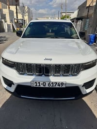 جيب كراند شيروكي فئة لاريدو موديل 2023 5 راكب ماشية 70 الف km المواصفا...