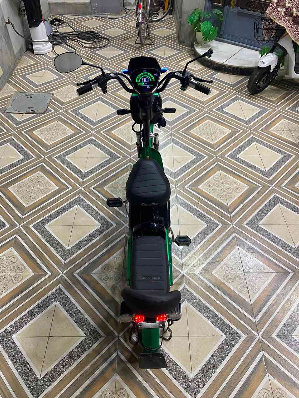 باسكل شحن نضيف مابيه اي نقص بطاريات بحاله جيده للبيع 250 اذا شراي اتصل شاحنته الاصليه وياه بصمه عدد 2 🔑 2 تشغيل وبقية المفاتيح مال كفرات هم موجوده
***********
