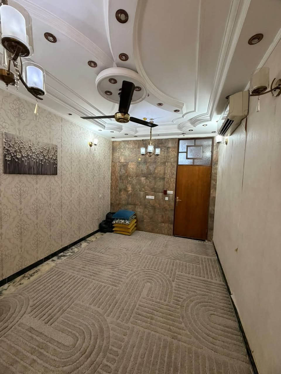 السلام عليكم دار للبيع التفاصيل كافه تحت👇 
🌟دار للبيع في شارع فلسطين محلة 503 حي النيل✅
📍موقع الدار خلف مول النخيل شارع جداً عريض مربع هادئ قريب الشارع العام 
المساحة الكلية /135 متر 
الواجهة / 6.75 سبعة الا ربع 
النزال / 20 متر 
الدار مدخلين ويحتوي على :
1-الطابق الارضي
-استقبال خطار ( المدخل الأول)
- مطبخ بارد (المدخل الثاني)
-صالة معيشة
-غرفة نوم
-خدمات خارجية وداخلية
-منور وسطي وخلفي 
2-الطابق الاول
-ثلاث غرف نوم 
-خدمات لكل الطابق 
-حولي داخلي واسع 
3-الطابق الثاني
-بيوتنة
-سطح امامي وخلفي 
ارضيات الدار مرمر والواجهة حجر سنة البناء 2013 
للأستفسار اكثر الاتصال على الرقم *********** حسين دليل عقارات شارع فلسطين 🤍
او زيارة موقع المكتب شارع فلسطين قرب مصرف الرافدين سكن للعقار 🤍
