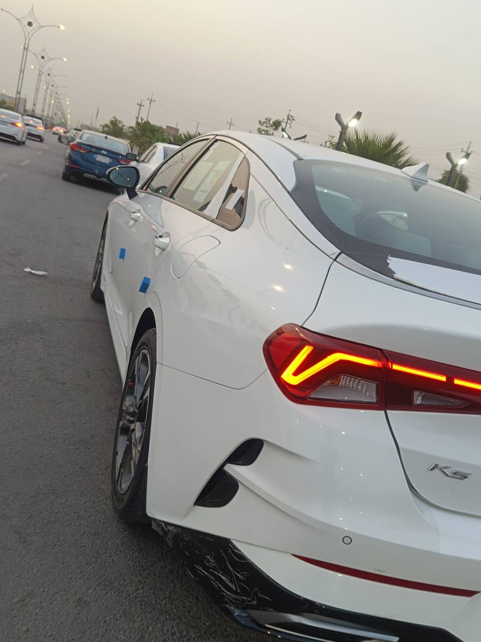 السلام عليكم k5 2021 فول مواصفات كفاله عامه استخدام شخصي ✅
مواصفات محرك 2000دوش تبريد قطعتين 
بصمه تشغيل عن بعد شاشه كاميرا خلفيه حساسات امامي خلفي لد امامي خلفي تبريد لمس تحكم ستيرت ويل كروم حجم 17 بردات خلفيه أصل عدسه زنون مثبت سرعه  تحويل ثاني يوم بأسمي للاستفسار اكثر ه‍. *********** مكان ناصريه اذا مو شراي لاتنتصل
