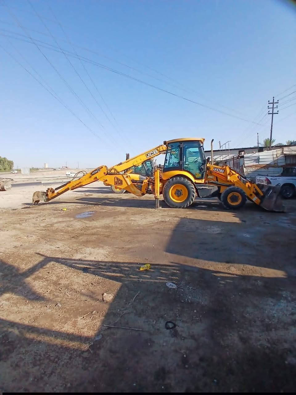 سلام عليكم JCB للبيع 2008 مكفولة كير محرك اكاسل تخم تاير جديد مكفولة من كلشي مكان بغداد تاجي  الاستفسار على الرقم ***********
