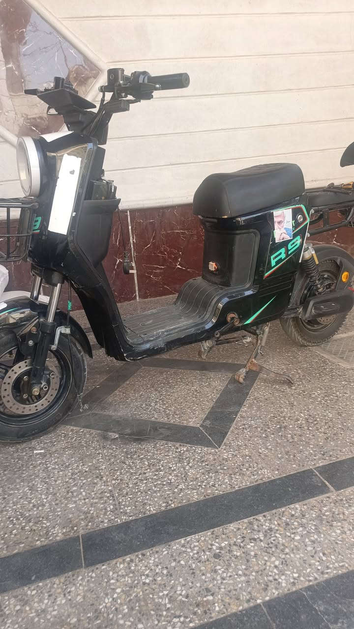 دراجة شحن R9نظيفه شغاله من كلشي بدون بطاريات سعر 150العنوان أبو الخصيب حمدان وهذا رقمي ***********
