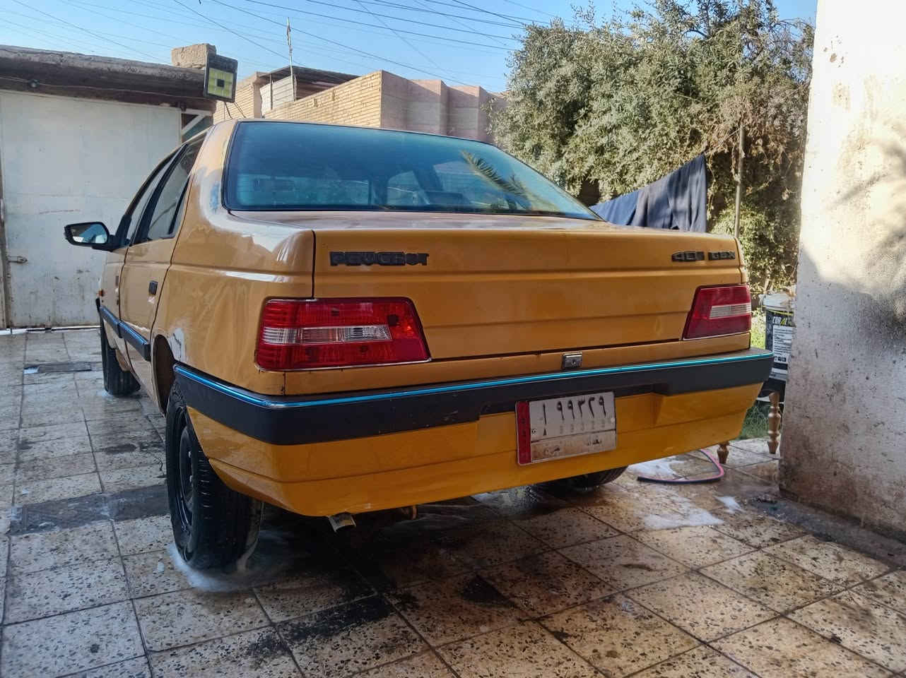 السلام عليكم ورحمة بيجو 405موديل 2011 رقم بغداد  عليهة هيئه سياره كلها عل بلاد مابيه ضربه ولا مصبوغه بيها خياسات ومحلات معجون عزها بس صبغ تدفئه تبريد كلا شغال مكينه جديده كير جديد صدر امامي خلفي تخم تاير غرفتها جديده مال شركه سياره خير من سعر ٢٤وبيها مجال/هاتف***********عنوان بغداد
