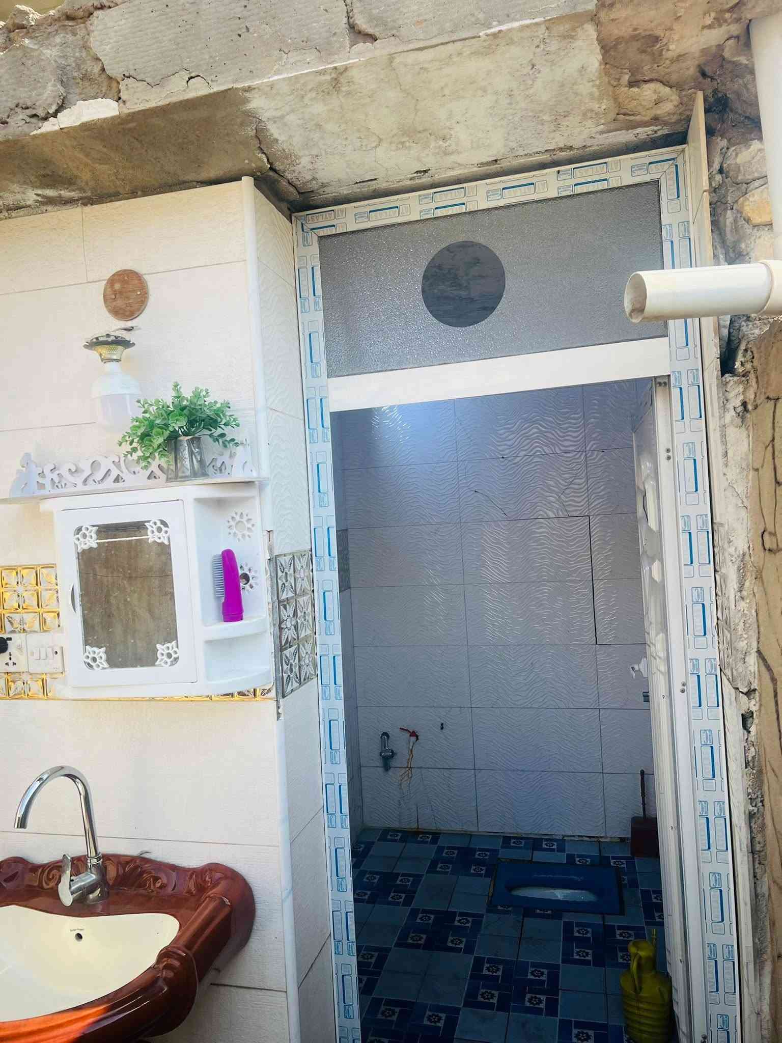 سلام عليكم بيت للبيع واجهة 10 نزال ٢٠ يحتوي علا 5 غرف نوم وستقبال جبيرة وكراج جبير صطح شتايكر عنوان البيت مقابيل شارع  قرب مجمع شهد يرهم مروس بيت 200  اي ستفسار ***********
