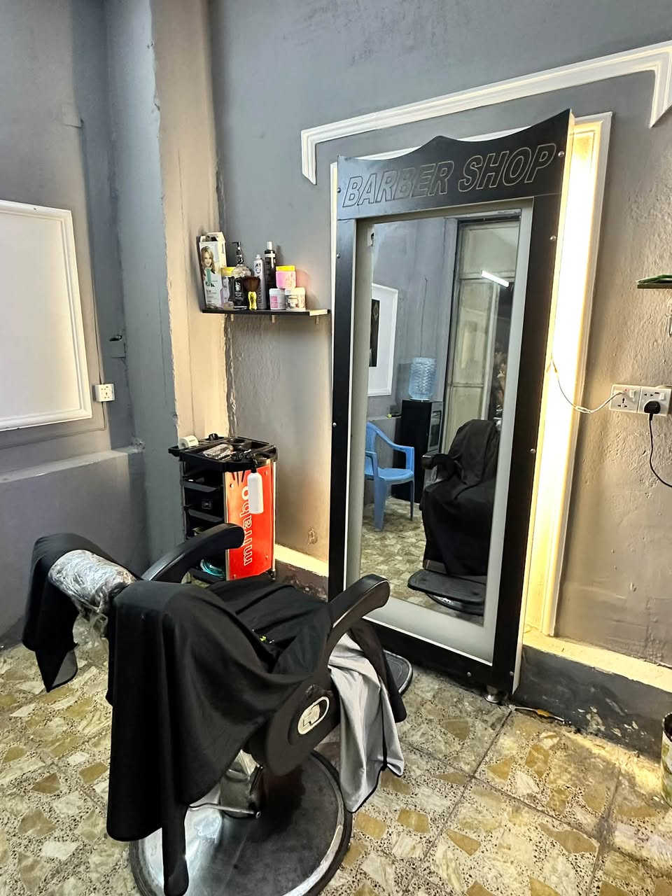 سلام عليكم عـندي اغراض حلاقه للبيع بسعر مناسب بغداد الحبيبيه الخاص موجود وذا تريد تخابرني على رقمي ***********
