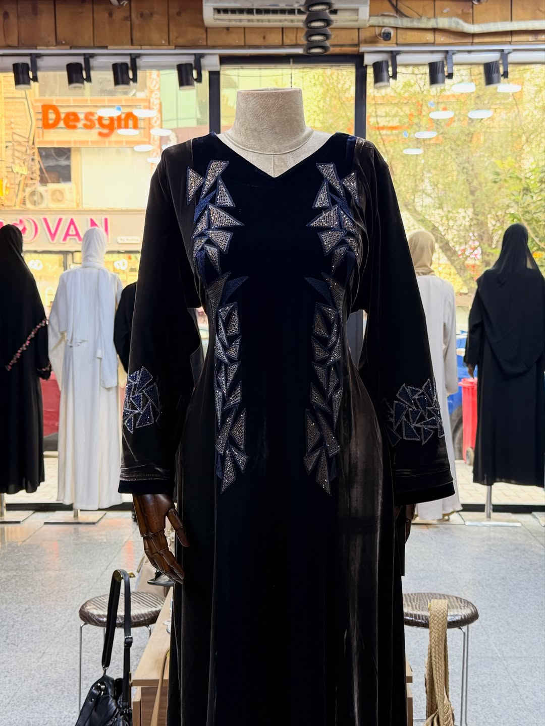 ⁨	✨ وصلت تشكيلتنا الجديدة إلى بوتيك حسنى ✨

قطع أنيقة بتفاصيل مميزة 🤍

القياسات المتوفرة : 2XL-XL-L 
🚚 التوصيل مجانًا لجميع محافظات العراق

📩 للطلب والاستفسار، راسلونا على الخاص
📍 ومتوفرة أيضًا داخل بوتيك حسنى 
الحلة - شارع الجمعية مقابل مجمع بيروت 

الكمية محدودة، احجزي قطعتچ قبل نفادها 🤍

#بوتيك_حسنى #الحلة #بابل #تسوق_العراق توصيل_مجاني عروض_العراق⁩

نص مكتوب في الصور:
- بسعر 45 الف دينار !
- التشكيلة الجديدة للدشاديش القذيفة
- + عرض التوصيل المجاني داخل وخارج الحلة 🤍😍