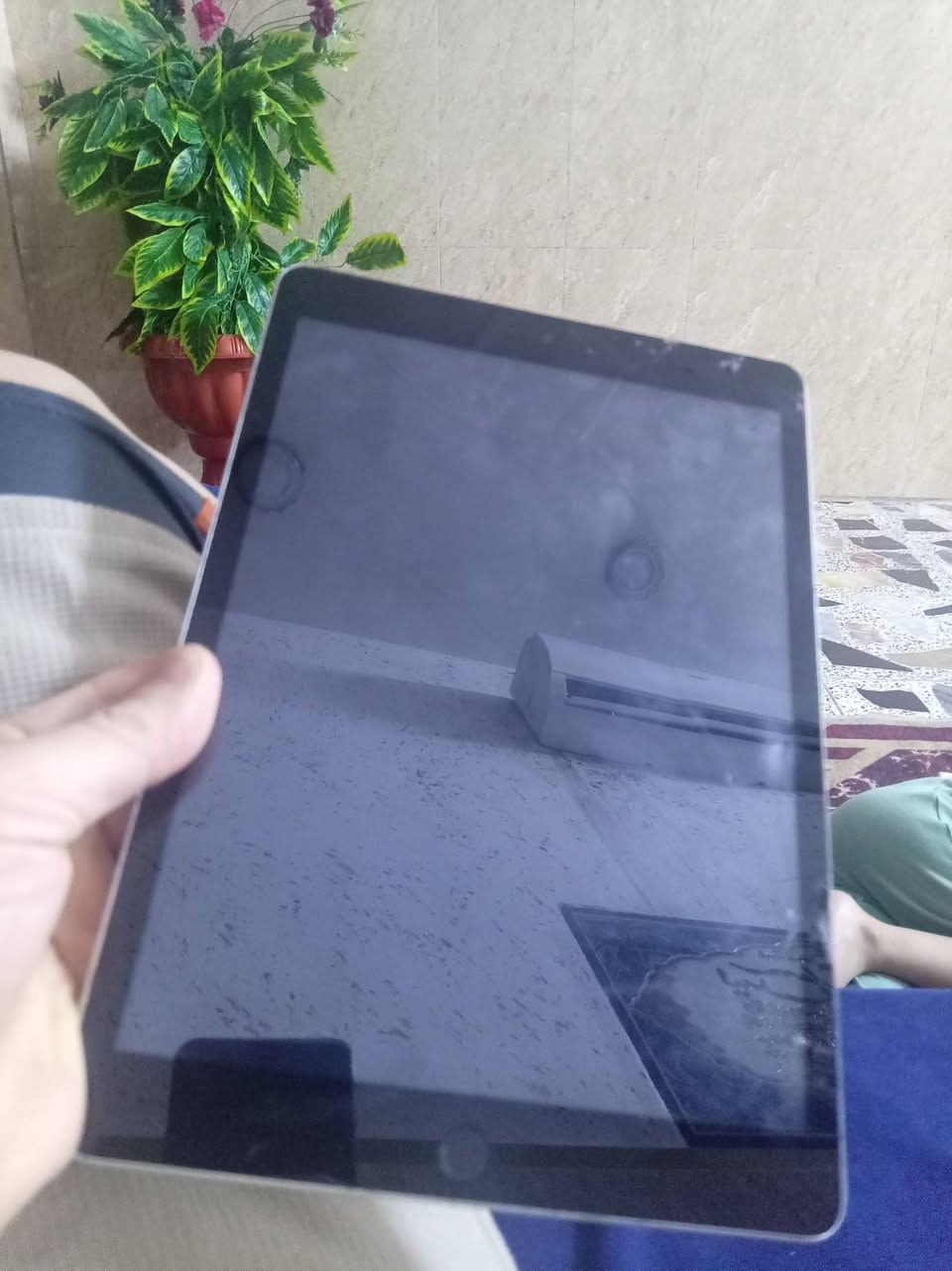 ايباد ٩ وكع ونكسرت شاشه السعر ١٠٠ مكاني بغدلد***********
