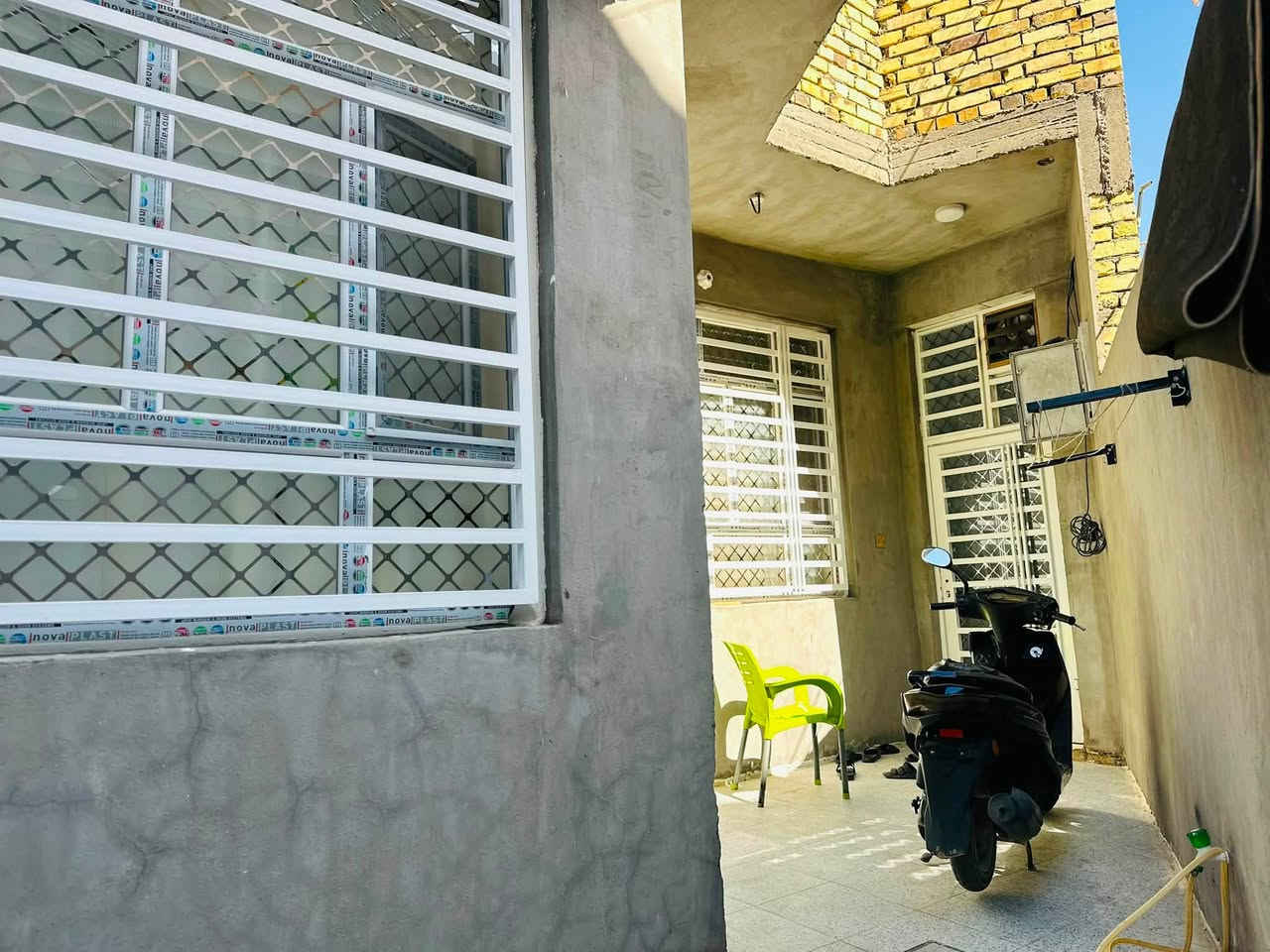 بيت مساحة 140م طابو صرف طابقين
يحتوي على ثلاث غرف نوم صالة مطبخ حار وبارد مجمع صحيات 
البيت بناء حديث صب كونكريت طابوك البيت نظافة فول 
الخدمات كافه متوفرة 
المووقع طويريج/ حي الطنبي قرب شط الهندية مجاور العفجي  
السعر 125 مليون 
للاستفسار ***********
