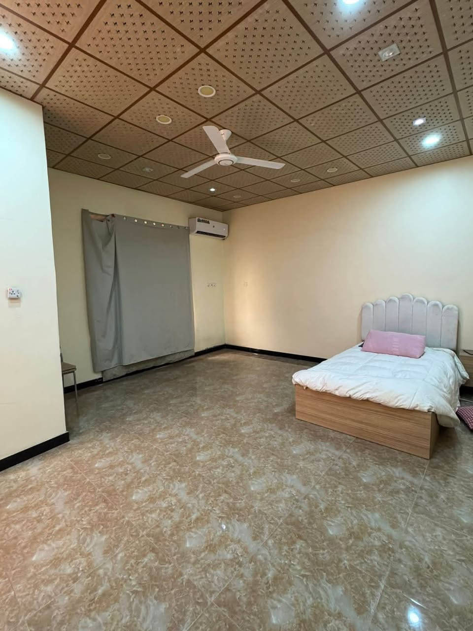 بيت جديد واجهة مرمر بناء درجة اولى
المساحة 200 متر

يحتوي على

4 غرف منام

صالتين 
صالة بالطابق الارضي وصالة بالطابق الاول

مطبخ حار وبارد

استقبال كبير
صحيات داخلية بالطابقين وخارجية
كراج كبير يسع سيارة

واجهة مرمر بالكامل

بيت شغل جناي وليس مقاول مو سكاوي

طابو زراعي عراقي سند 25

يبعد مسافة 50 متر عن شارع كوت ثويني التبليط

ويبعد مسافة 850 متر عن شارع ابي الخصيب السايدين

السعر 158 وبيه مجال

للتواصل واتساب

***********
