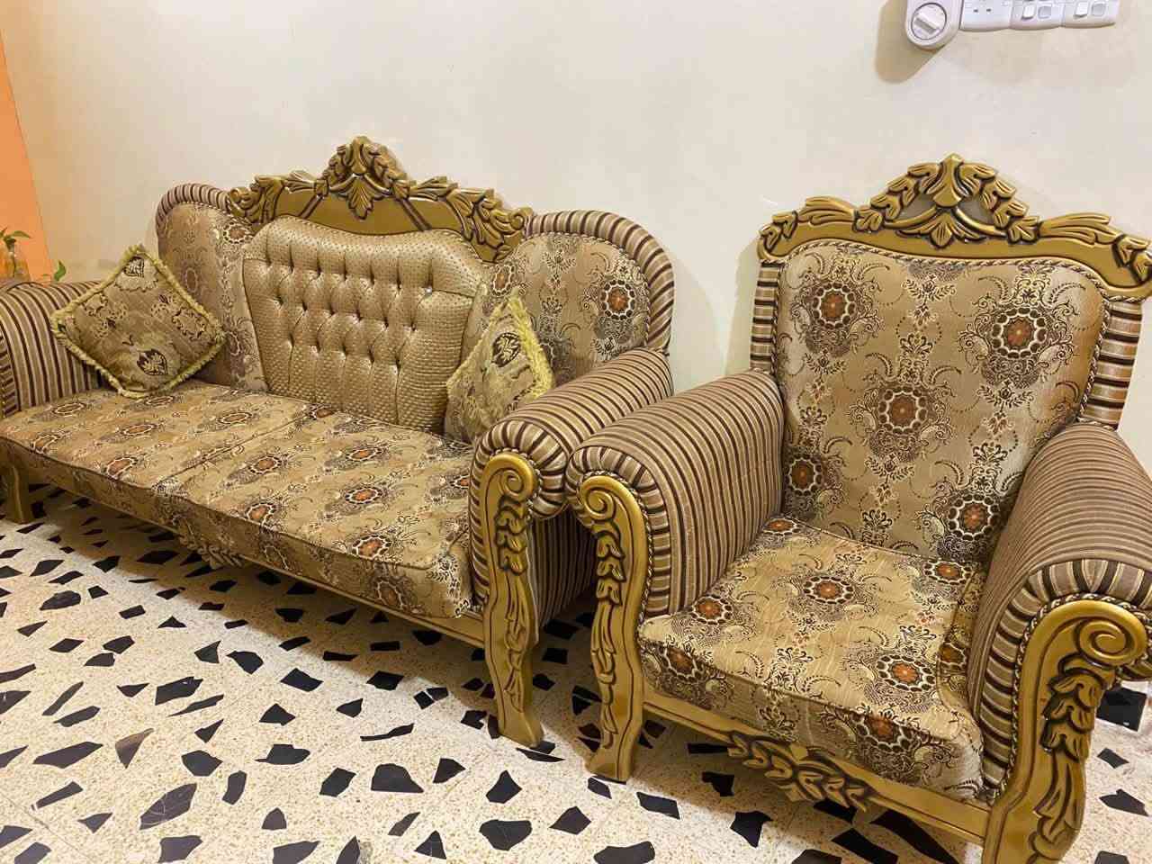 للبيع تخم تركي صاج نضيف جدا 4 مقاعد صغار و مقعدين كبار مع 4 طبلات سلايت السعر 950 والاستفسار خاص او على الرقم***********
