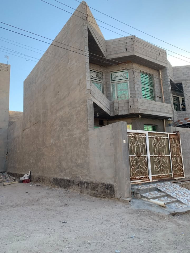 بيت للبيع سنة البناء 2022
طابو صرف المساحة 150
الطابق الارضي بناء حجر
والطابق الثاني بناء بلوك

الطابق الارضي : دوانية - صالة - غرفة - حمام - مناور عدد2 - صحيات خارجية

الطابق الثاني : غرفة عدد 2 - صالة - حمام

عنوان البيت: خلف مطعم حجي باسم القديم

ملاحظة مهمة في الطابق الثاني: الغرف عوزهن سراميك ارضية و الحمام عوزه تغليف سراميك

سعر 130 وبي مجال تواصل واتساب فقط ***********
