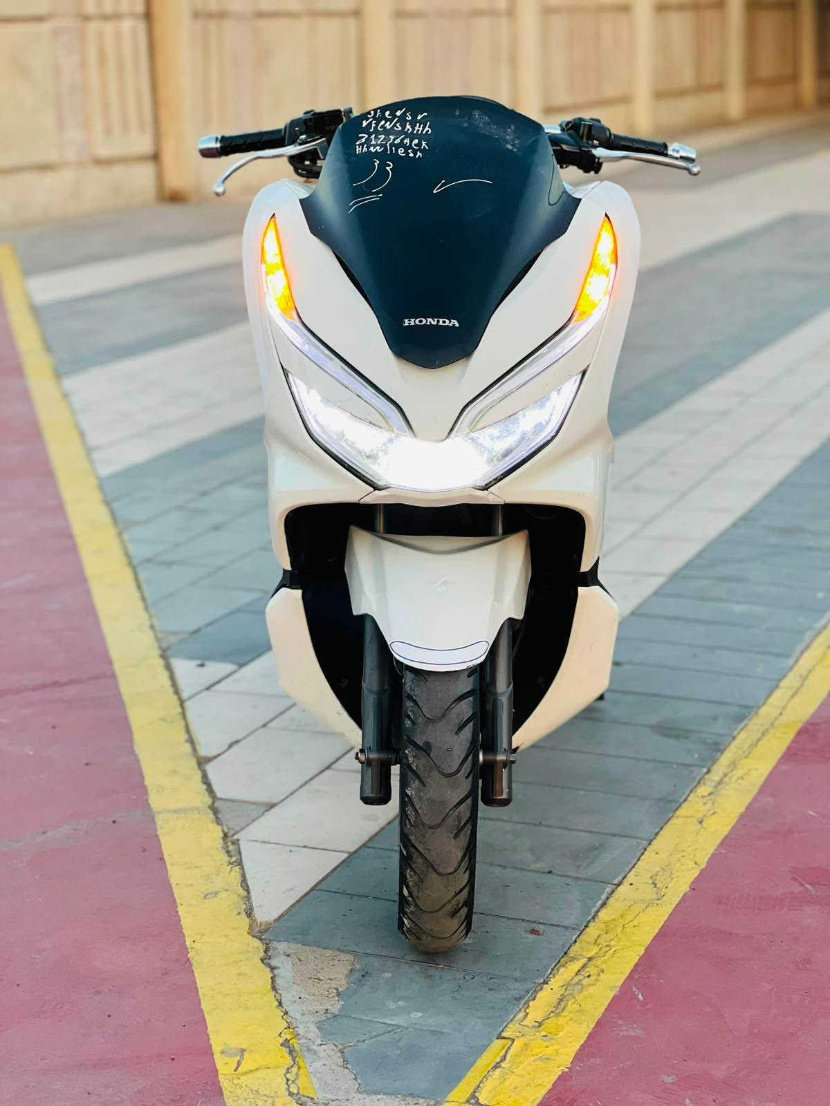 للبيع دراجه pcx  جيل ثالث بصمه الحديث  مكينه 150 حساس حرف A نوزل خطين ستان كهربائي ماشية18 الف زيرو الدراجه مال بيت حساس ازدحام دراجه جديده  حساس شلعه معدل خير من الله دراجه تتعب تكول جديده مال جناي  مكان بغداد الكرخ السعر 14 ونص وبيهه مجال والاستفسار *********** بغداد, العراق

نص مكتوب في الصور:
- HONDA