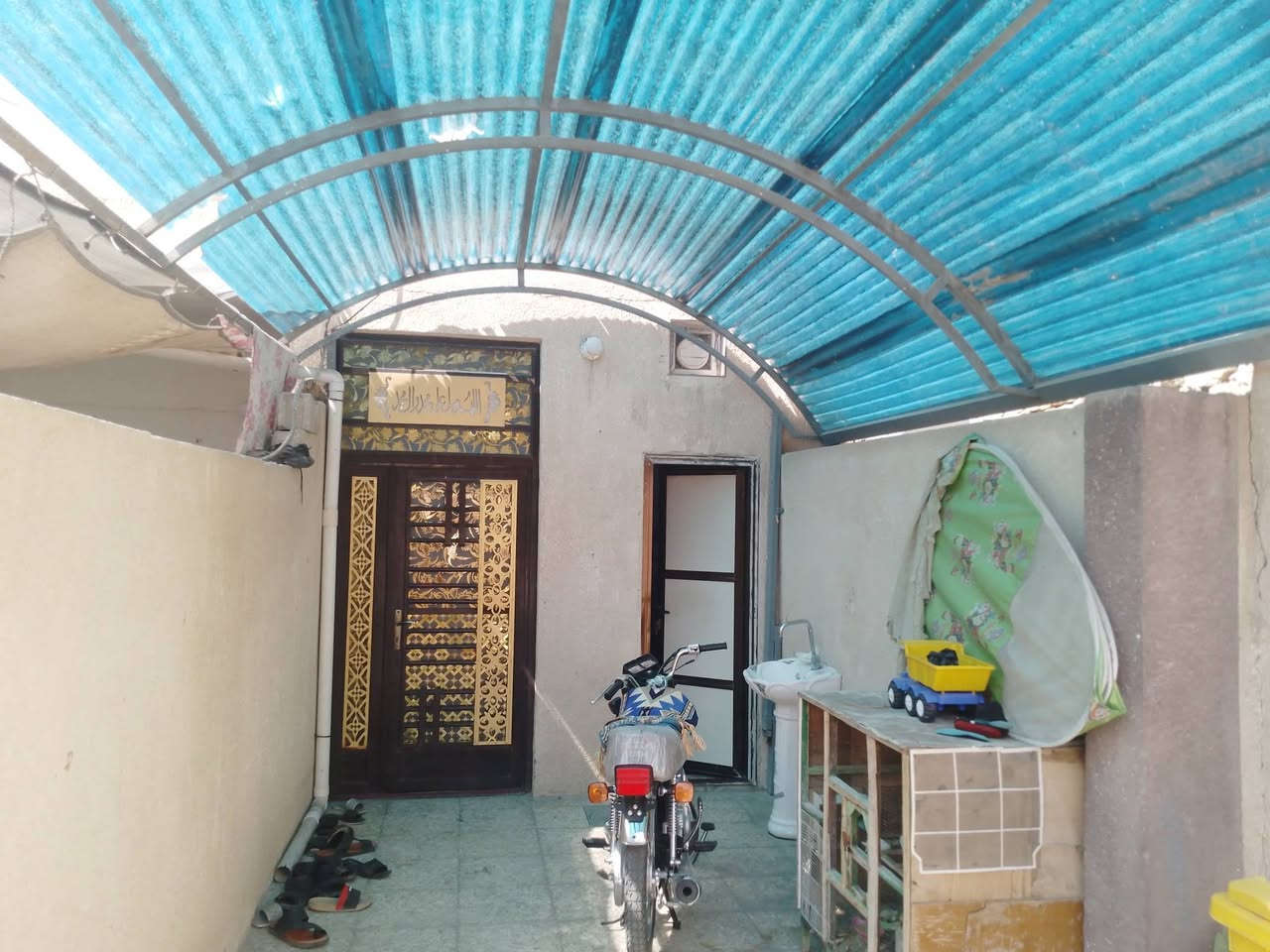 السلام عليكم ورحمة وبركاتة  بيت للبيع حي الغديرمقابل حي العامل و حديقة العلماء قبل جامع الغدير بسعر مناسب الإتصال على الهاتف المحمول *********** سوف نكون برسم الخدمه او من خلال مواقع التواصل واتساب مسنجر 
المساحة الكلية 
المساحة 150طابو صرف سند 25بسمي ماء كهرباء تسديد شهري ما مطلوب ربع الحمدلله  خدمات مستوصف جديد مدارس جديدة ابتدائي متوسطة انترنت وطنية ايرث مع ابراج شبكات 

 طابقين البناء سنة 2003 وتم إضافة بناء جديد سنة 2023

طارمت البيت 13متر 
البيت من المدخل باب البيت الا اخر البيت كاشي درجة أولى بغداد مجراي درجة أولى إرتفاع البيت ممتاز مقارنة بباقي المنازل المجاورة 

استقبال 4×4
صال4×5

مطبخ حار بارد 3×4
الغرفة عدد 3 فوق 2 تحت 1
حمام خارجي داخلي عدد 2

مناور عدد 2
سطح عدد 2
