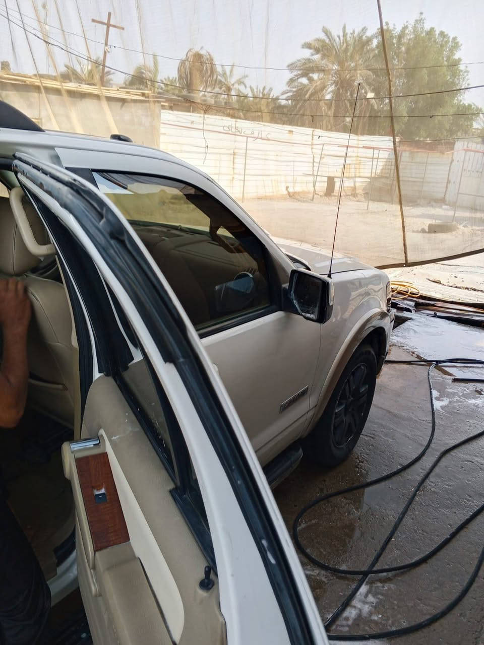 سياره للبيع فورد اكسبلور فول مواصفات بيها شاشتين وتبريد حداديه خير من الله قيم مكينه كف قيم مكينه كفاله قصه شنطه سنويه بيها طبق الاصل وارقام انجليزي سعرها ب 30 وبيها مجال عنوانها بصره هذا رقم التليفون ***********
