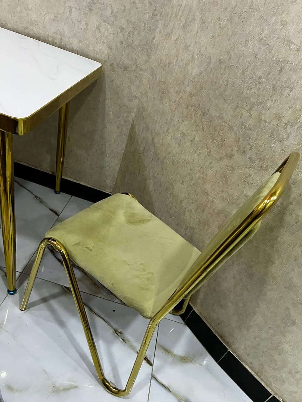 السلام عليكم عيوني
ميز طعام للبيع نظافته ١٠٠ ٪؜ ممستعمل ايام معدوده يتكون من ٤ كراسي والميز لون مميز  الميز مرمر والكراسي قماش شامو 
سعر الشراء ٢١٠ 
أريده ب ١٥٠ وبي مجال 
للاستفسار خاص
او الاتصال على الرقم ***********
