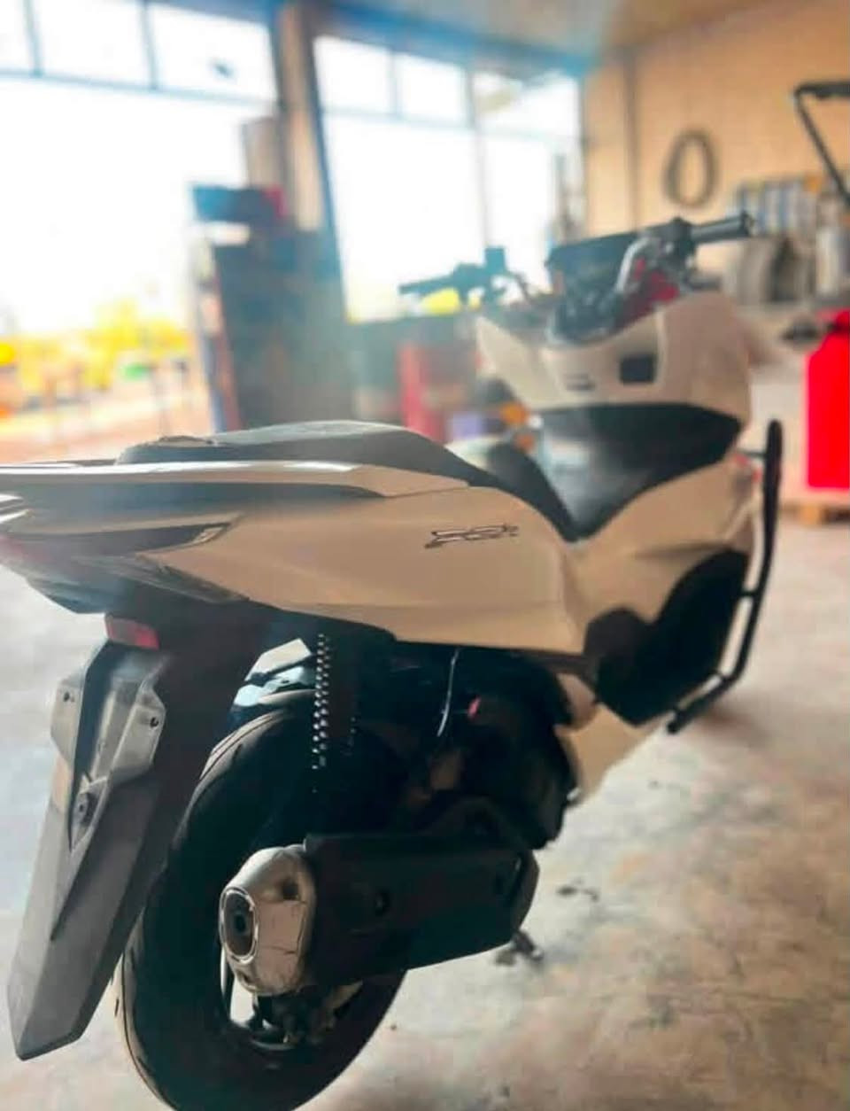‎سلام عليكم....
‎دراجة (PSX)...(جيل الرابع)  
‎🛵للبيع  
‎دراجة شلعه معدل كهربائيات كلهه شغاله 
‎دراجة جديده  بلادية
بيها ملاحضات بسيطة بل كفر
‎جيب فيتر وتعال افحص
‎العنوان بغداد العبيدي قرب صلاح لعتبي الاستفسار علواتساب
📞 ***********
