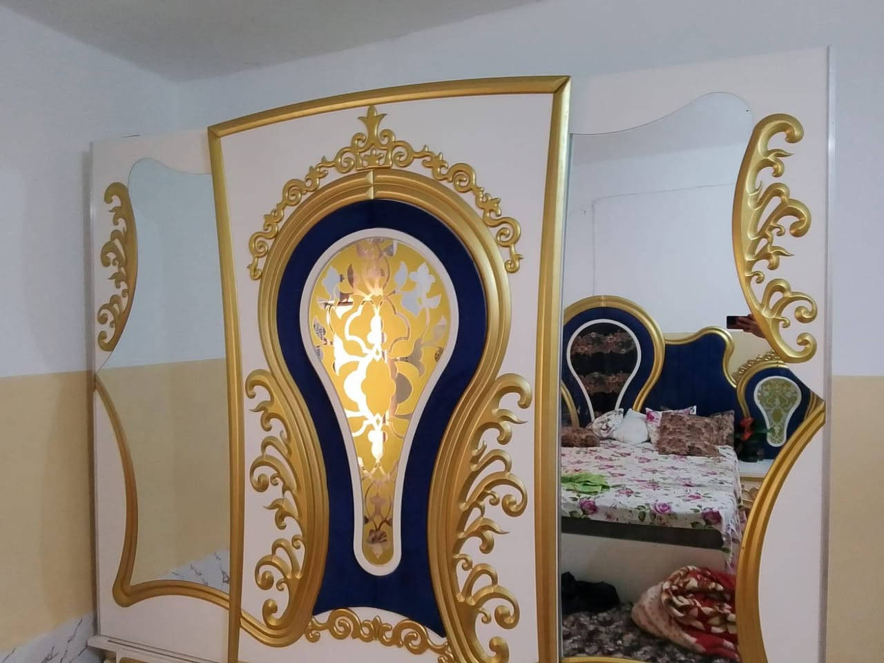 السلام عليكم ورحمة غرفة خشاب جديده مستخدمه شي قليل سعره 500وبيها مجال ***********
