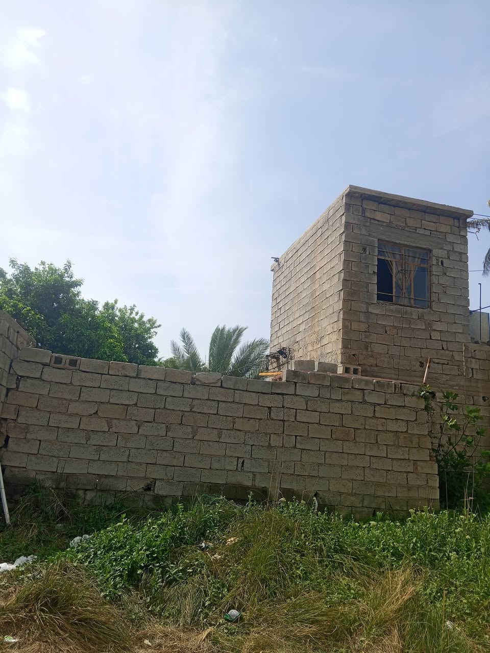 سلام عليكم بيت للبيع المساحه 150متكون من غرفتين نوم وصاله المكان ابو حصيوه ***********
