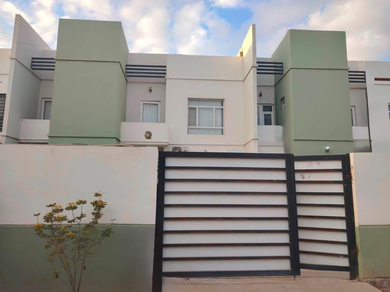 🏡✨ إعلان رقم 872 | فرصة سكنية فاخرة في كربلاء المقدسة ✨🏡

🔥 بيت للبيع في مجمع الغدير السكني – موقع مميز جداً

📍 الموقع: خلف المستشفى التركي – على الحزام الأخضر – قرب واحات العتبة العباسية المقدسة
📍 قريب من البوابة الجانبية للمجمع
📍 قريب من الحديقة وحديقة النافورة
📍 يبعد تقريباً 10 كم عن مرقد الإمام الحسين عليه السلام

🏠 تفاصيل الدار:
▪️ المساحة: 200 م²
▪️ طابقين
▪️ 3 غرف نوم
▪️ صالة
▪️ استقبال
▪️ مطبخ
▪️ حديقة كاملة 🌿
▪️ موقع هادئ ومميز داخل المجمع

🌟 مجمع الغدير السكني – مدينة متكاملة الخدمات
كل احتياجاتك قريبة منك وداخل المجمع:
🛒 أسواق تجارية
💈 حلاق
🥖 فرن صمون وخباز
🍽️ مطاعم
🥩 قصاب
💊 صيدلية
🏋️ جم رياضي
🏗️ إنشائيات
💳 منفذ كي كارد
🏫 مدرسة ابتدائية دولية
🕌 جامع
👶 روضة أطفال
🏥 مركز صحي

💰 طريقة البيع:
🔹 مقدمة: 182 مليون دينار
🔹 والباقي أقساط ضمن مبادرة المصرف العقاري
🔹 القسط الشهري: 350 ألف دينار
🔹 يتم تحويل الأقساط باسم المشتري

💵 أو البيع نقداً بالكامل: 245 مليون دينار

🔄 كما يقبل المراوس:
بيت بمساحة 150 م² فما فوق، جهة الجزيرة، بشرط طابو صرف.

✨ فرصة تجمع بين السكن الراقي، الموقع الهادئ، والخدمات المتكاملة… وبسعر وطريقة دفع مميزة جداً.

📞 للاستفسار والتفاصيل والحجز:
الظلال العقارية

📱 ***********
📱 ***********
📱 ***********

📍 موقعنا: كربلاء المقدسة – حي الحسين – شارع المصلحة
