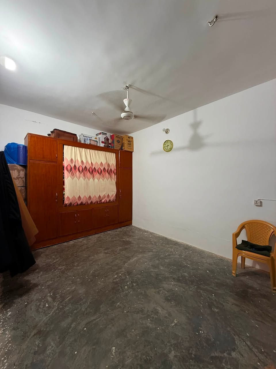 دار سكن للبيع جلولاء دور الضباط قرب اسواق سوران 

يحتوي الدار على استقبال 6*4 وغرفتين نوم 4*4 ومجمع درج ومطبخ حمام داخلي وصحيات خارجية وكراج سيارة 

المساحة 200 متر 
السعر 69 بي مجال 

للاستفسار ***********

