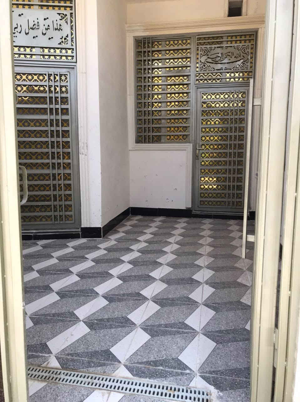 للبيع بيتين صفه مساحة كل واحد 125 الوجة 7ونص النزال20 طابو  25 ملك صرف متكونات من ستقبال وصاله وغرفه نوم مطبخ وحمام داخلي وحمام خارجي غير مسكونات من قبل بناء حديث جاهزات شغل تسكام بس جيب غراظك والعائله الكريمه وسكن ينباعن ثنينهن او واحد خدمات تبليط ماء كهرباء صرف صحي انبيريه قريبه عليهم مدارس  العنوان الماجديه بساتين سيد جميل طريق على السده مال دكتوره تهاني وطرق من جهة سيد جميل موقع كلش حلو منطقه جديده اسعار مناسبه$$$  الستفسار اتصل ***********
