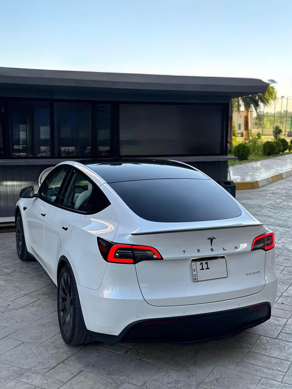 السلام عليكم للبيع
تيسلا y بيفورمنس ( رياضية ) 2022

نظام دفع: كهربائي ثنائي المحرك (Dual Motor AWD)
* الدفع: رباعي دائم (AWD)
* التسارع 0-60 ميل/س (0-97 كم/س): 3.5 ثانية
* السرعة القصوى: 250 كم/س (155 ميل/س) تقريباً
* القوة المقدرة: بين 455 و580 حصان حسب طريقة القياس والمصدر.  

البطارية والمدى

* البطارية: حوالي 75 كيلوواط ساعة
* المدى الرسمي EPA: 303 أميال (488 كم) للشحنة الواحدة.  
* الشحن المنزلي (240 فولت): حوالي 11.8 ساعة للشحن الكامل.  
* دعم شحن Tesla Supercharger السريع حتى 250 كيلوواط.  

العجلات والفرامل

* جنوط Uberturbine قياس 21 إنش
* فرامل Performance أكبر حجماً
* نظام تعليق رياضي منخفض مقارنة بفئة Long Range.  

المقصورة

* شاشة وسطية 15 إنش
* سقف بانورامي زجاجي كامل
* 5 مقاعد
* تدفئة للمقاعد الأمامية والخلفية
* شحن لاسلكي للهواتف
* نظام صوت Premium مع 14 سماعة وساب ووفر.  

مساحة التخزين

* خلف المقاعد: 34.3 قدم³ (حوالي 971 لتر)
* الحد الأقصى بعد طي المقاعد: 76.2 قدم³ (حوالي 2158 لتر).  

أنظمة السلامة

* Autopilot الأساسي
* مثبت سرعة متكيف
* المحافظة على المسار
* كاميرات محيطية
* مراقبة النقطة العمياء
* ⁠
الحادث فقط جاملغ وبنيد مكفول شواصي ولغود واي شي غير الذكرتهن تصليح درجه اولى ✅
السعر 
175
عنوان بغداد 

***********
