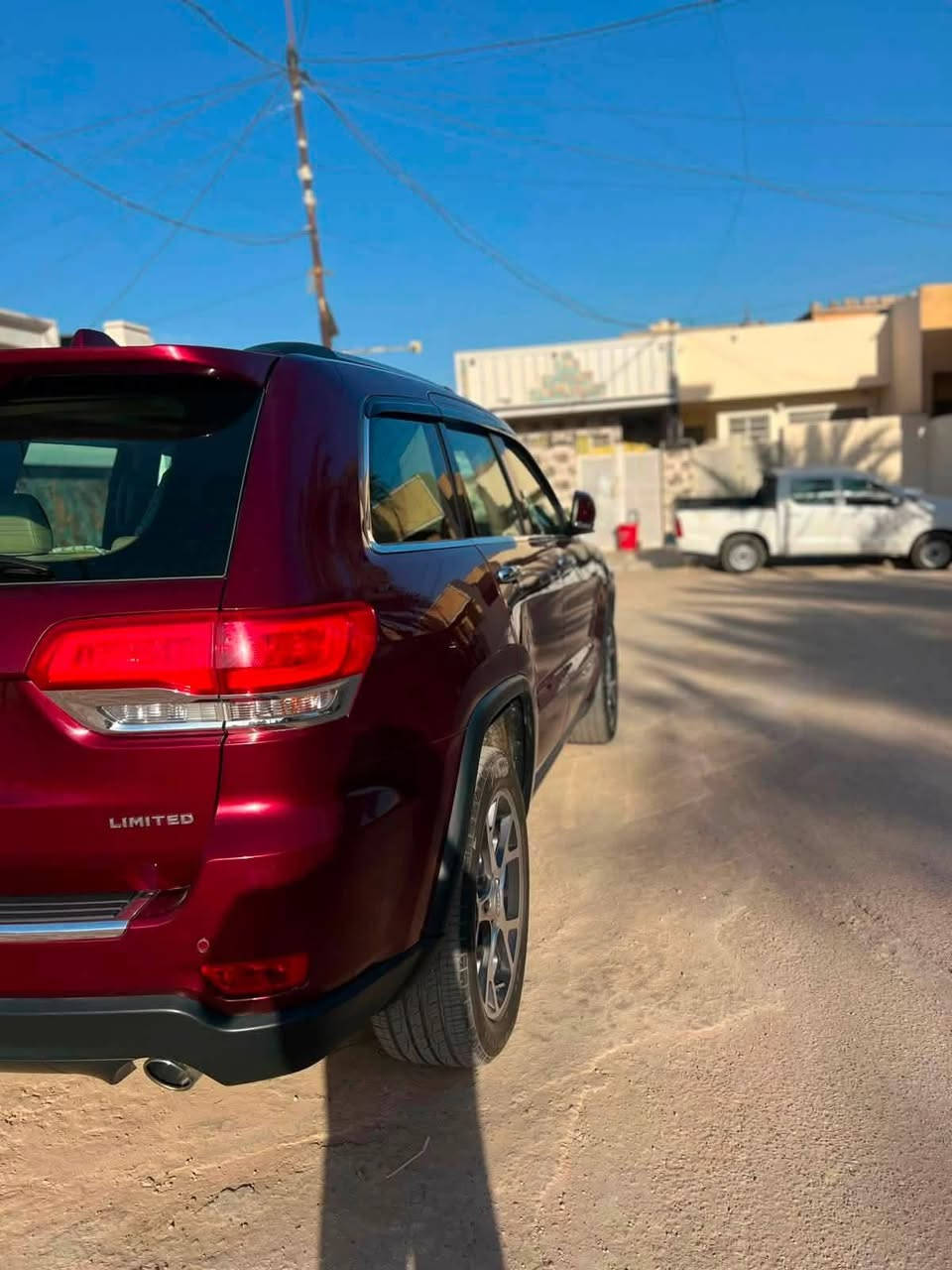 السلام عليكم شباب.. للبيع ملكة الجيب (غراند شيروكي) بفئة أوفر لاند - بريمير بلاس (Premier Plus) أعلى فئة ومواصفات بالجراند، السيارة خليجية بحالة الوكالة وجاهزة من كل النواحي:
* الموديل: 2019
 * المواصفات: خليجي
 * اللون: ماروني (دم الغزال) مميز جداً ولامع
 * المحرك: 6 سلندر (3.6\text{L}) - اقتصادي وقوي جداً
 * نظام الدفع: دفع رباعي حقيقي (4\times4) مع أنظمة تضاريس متعددة
 * الرقم: أربيل، هزة وسنوية جديدة والتحويل مضمون بالكامل
✨ أبرز مواصفات الـ Premier Plus (أعلى فئة):
 * الشاشات: تحتوي على 3 شاشات بلادية (شاشة رئيسية كبيرة تدعم نظام الخرائط والـ Apple CarPlay/Android Auto + شاشتين خلفيتين منفصلتين على المقاعد لراحة الركاب).
 * الداخلية: مقاعد جلد بيج ملكي فاخر (Nappa) بتطريز Overland الخاص، نظيفة جداً وبدون أي تزلغ.
 * الراحة: كوشنات (مقاعد) تدفئة وتبريد، مع ذاكرة خزن للمقاعد، وستيرن كهربائي مدفأ تحكم كامل بالجهتين.
 * السقف: بانوراما كاملة.
 * المظهر: ويل كروم بلادي قياس 20 بوصة، لايتات زينون و LED نهاري، حساسات أمامية وخلفية مع كاميرا دوارة، صندوق خلفي كهربائي (جك).
🛠️ حالة السيارة والضمان:
 * البودي: كفالة عامة (من الصبغ والبارد) وبشرط الفحص بالكمبيوتر أينما تحب.
 * الميكانيك: المحرك، الكير، نظام التعليق (الهيدروليك)، والكهربائيات كلها سليمة 100% وبحالة بلادها.
 * الممشى: ماشية 123 ألف كم فقط.
 * التبريد ثلج، والتخم تاير ممتاز، والسيارة ما تحتاج برغي واحد (شغل واطلع).
 * 📌 المكان: بغداد
 * 💵 السعر255ورقة وبيه مجال بسيط للطيبين.
 * 📞 للاستفسار والاتصال: ***********
